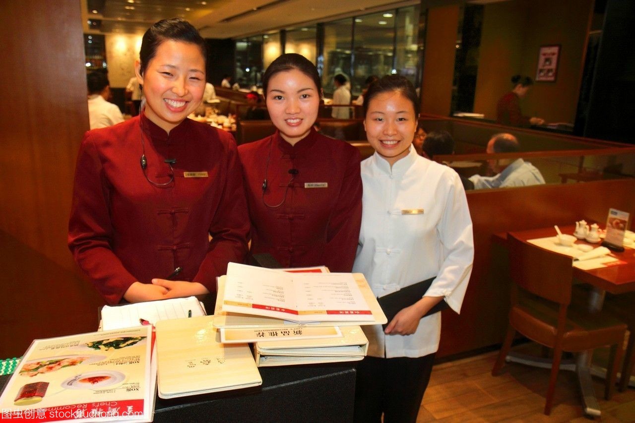中国上海浦东陆家嘴金融区上海环球金融中心中心购物中心餐厅服务员女主人同事亚洲人女人工作员工微笑服务
